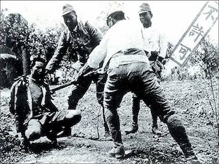 An image of a captive Filipino under the hands of the Guerrillas